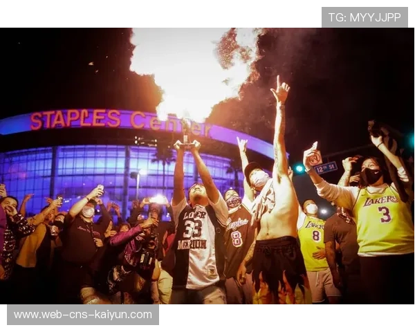 欧冠主题曲快闪活动席卷欧洲，球迷街头合唱致敬经典