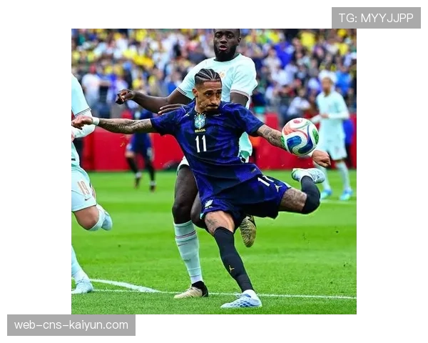 特写：于帕梅卡诺重伤离场，拜仁后防线再遭打击